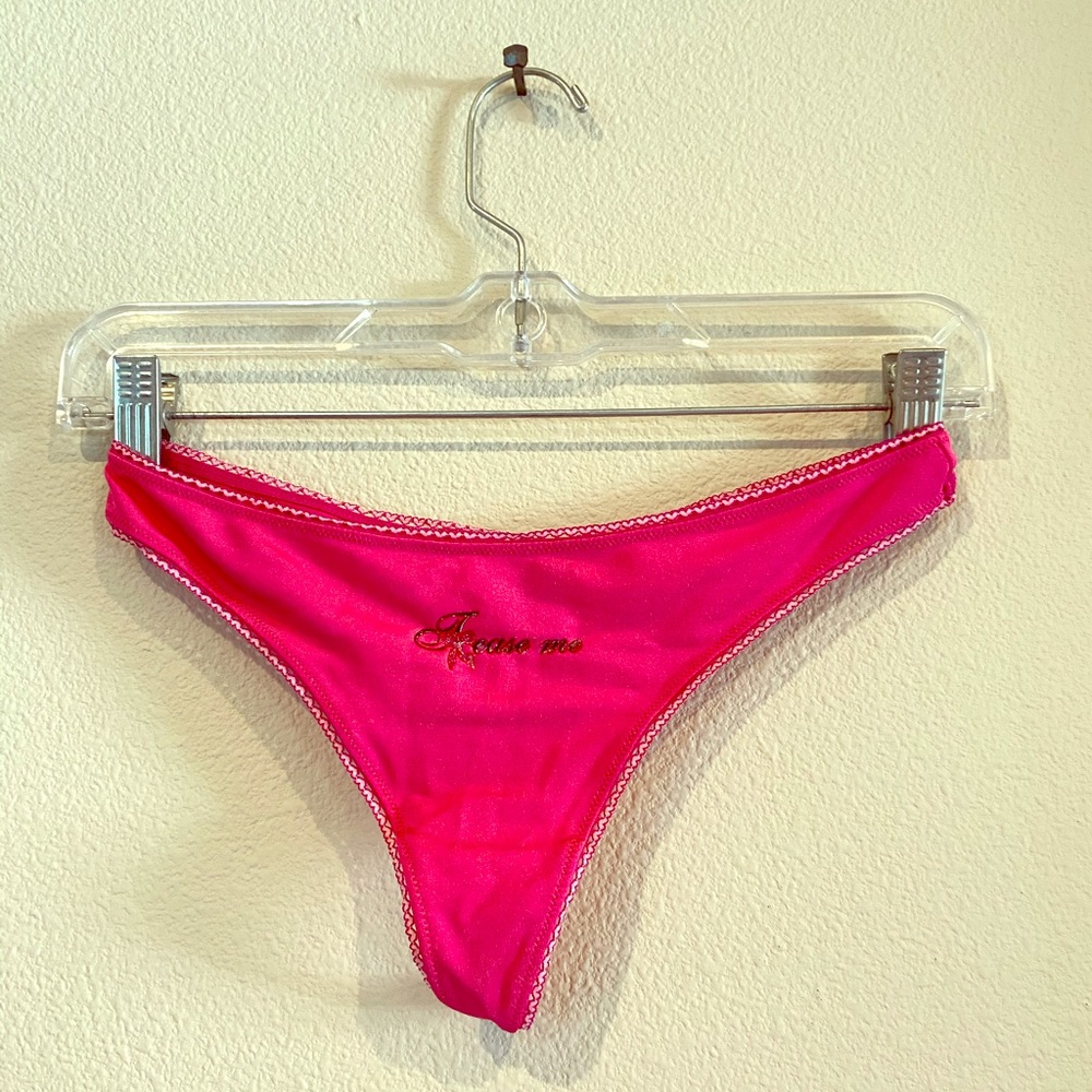 NWT Victoria’s Secret pink V-string
